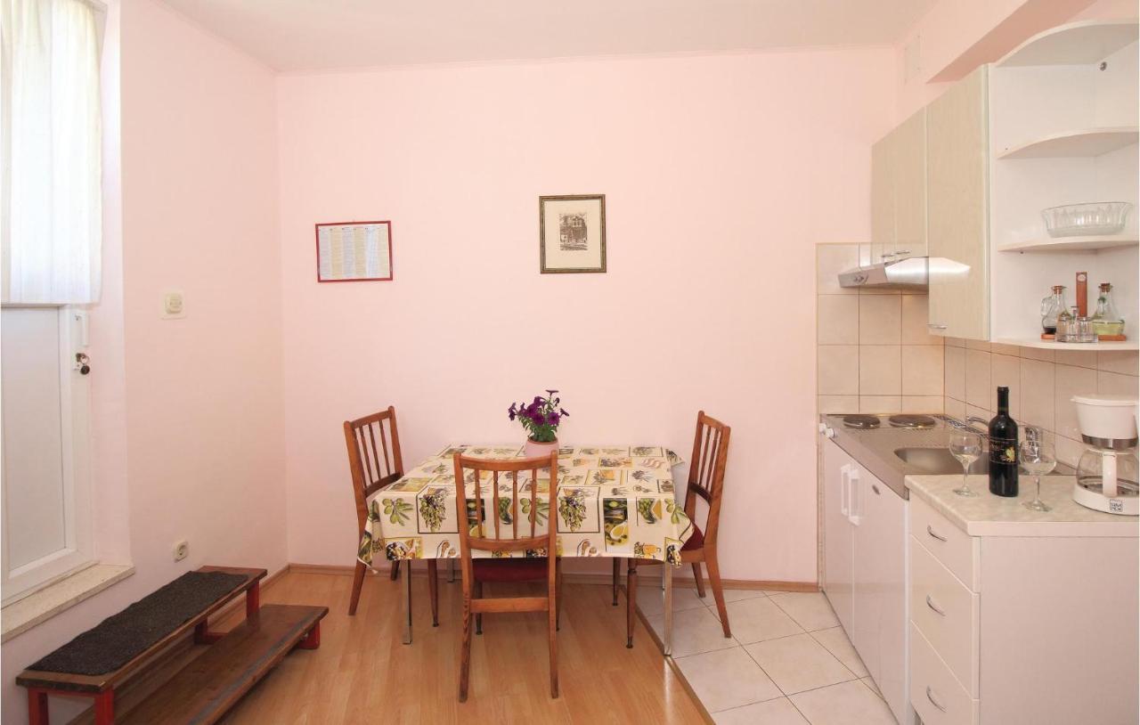 1 Bedroom Nice Apartment In Kastel Sucurac Каштела Экстерьер фото