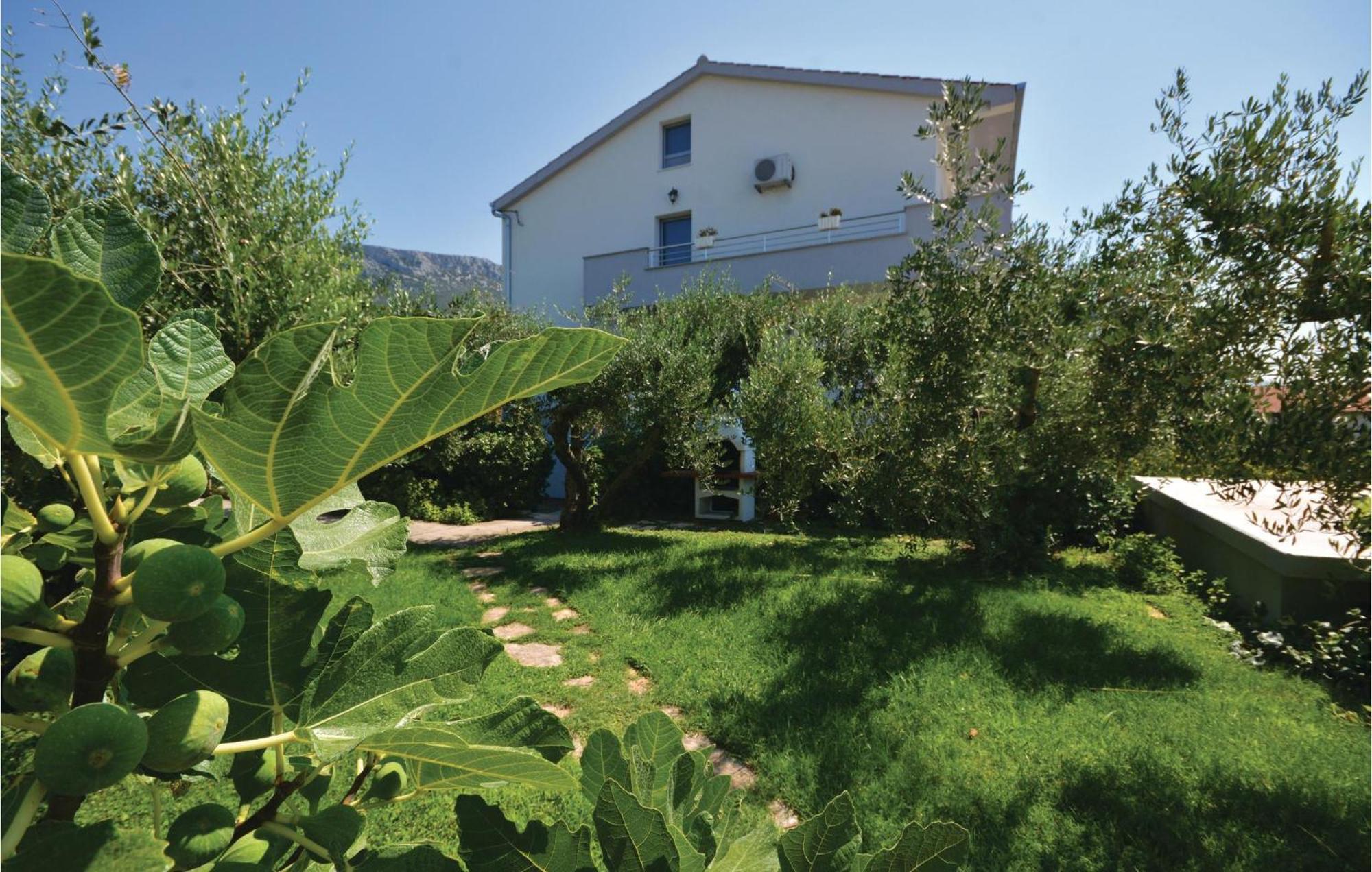 1 Bedroom Nice Apartment In Kastel Sucurac Каштела Экстерьер фото