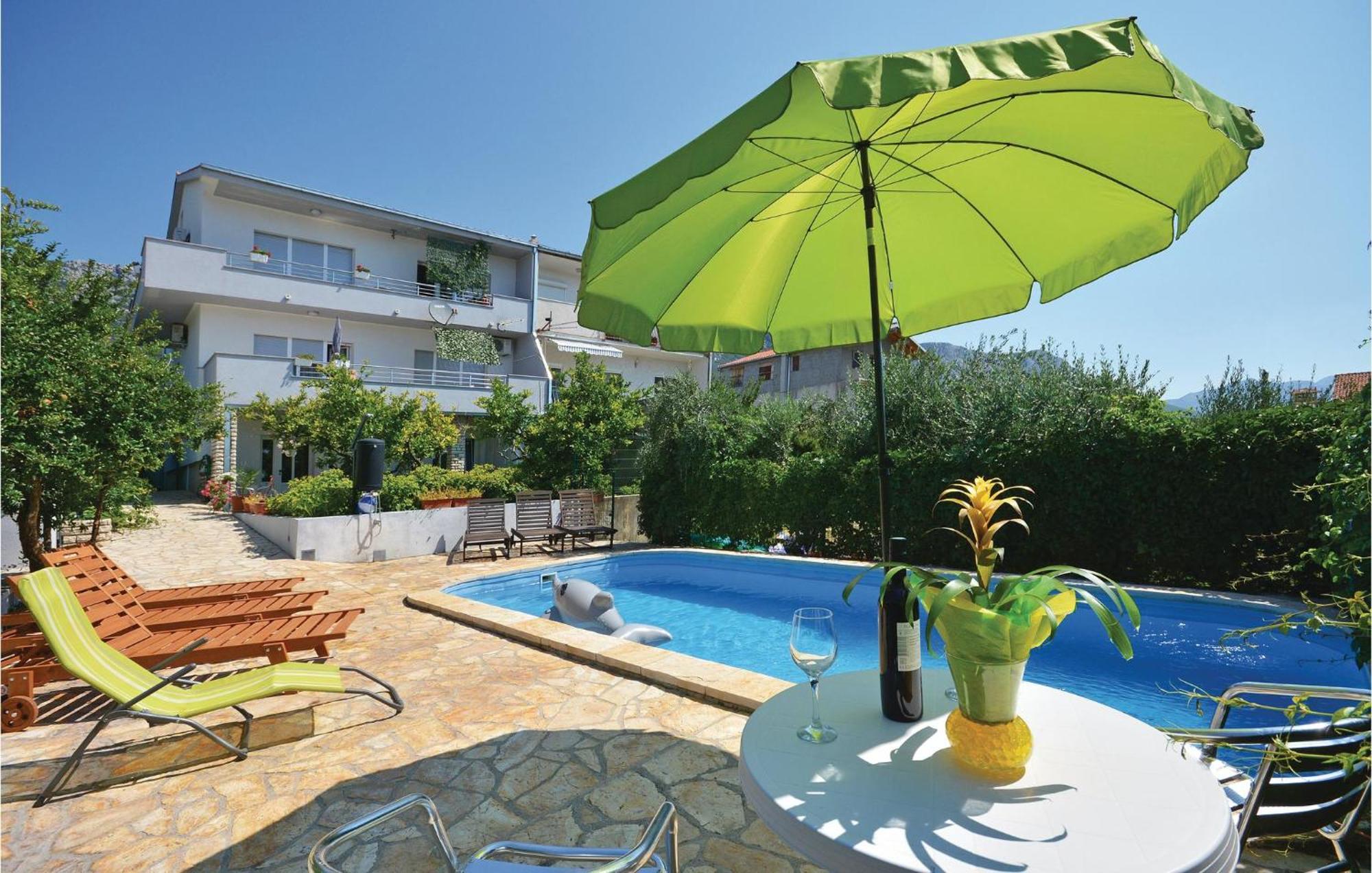 1 Bedroom Nice Apartment In Kastel Sucurac Каштела Экстерьер фото