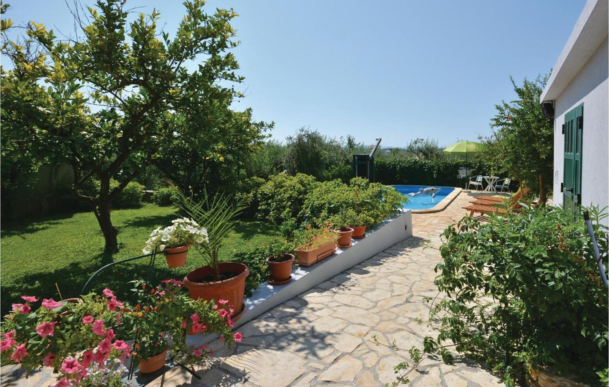1 Bedroom Nice Apartment In Kastel Sucurac Каштела Экстерьер фото
