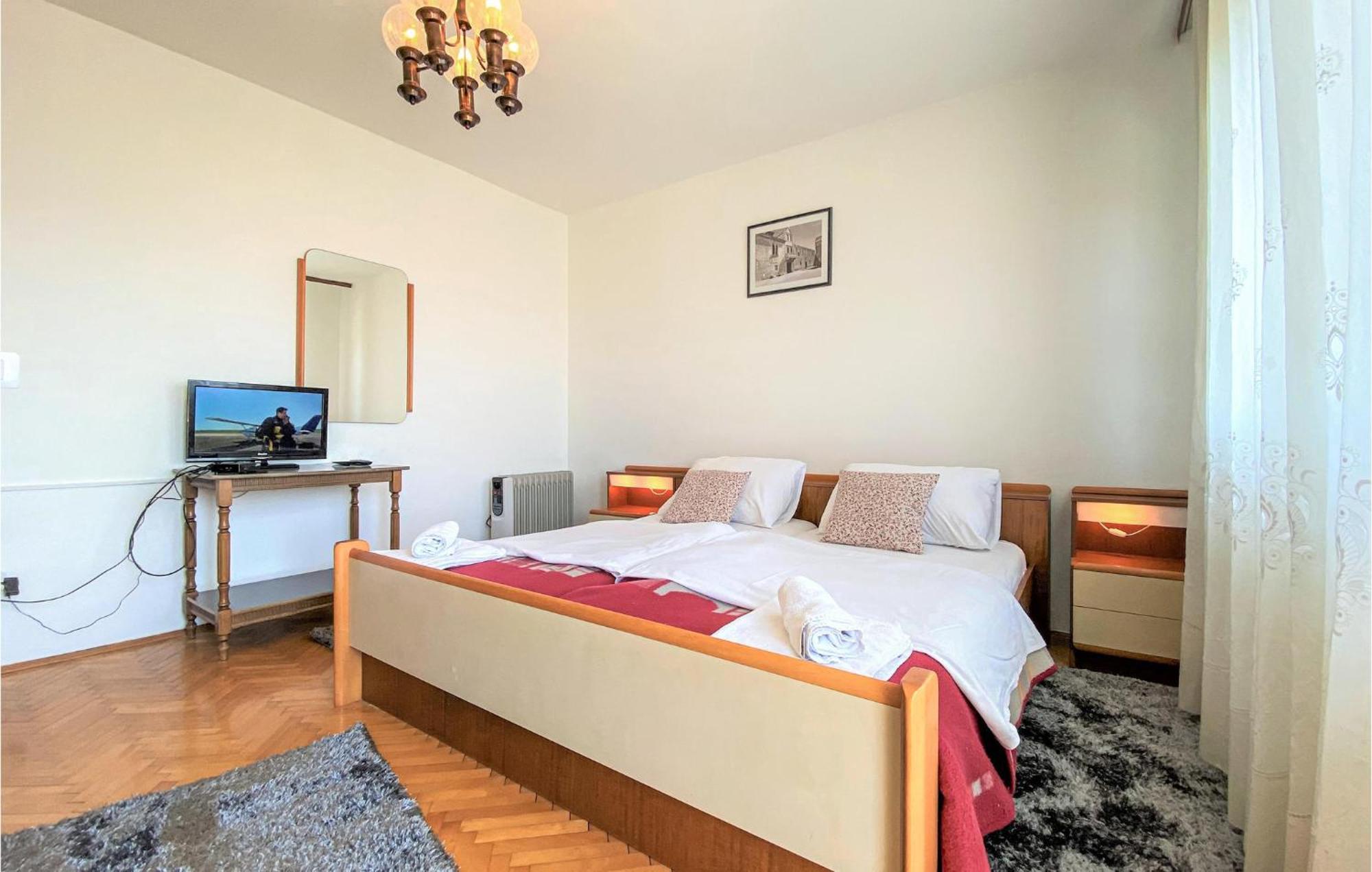 1 Bedroom Nice Apartment In Kastel Sucurac Каштела Экстерьер фото