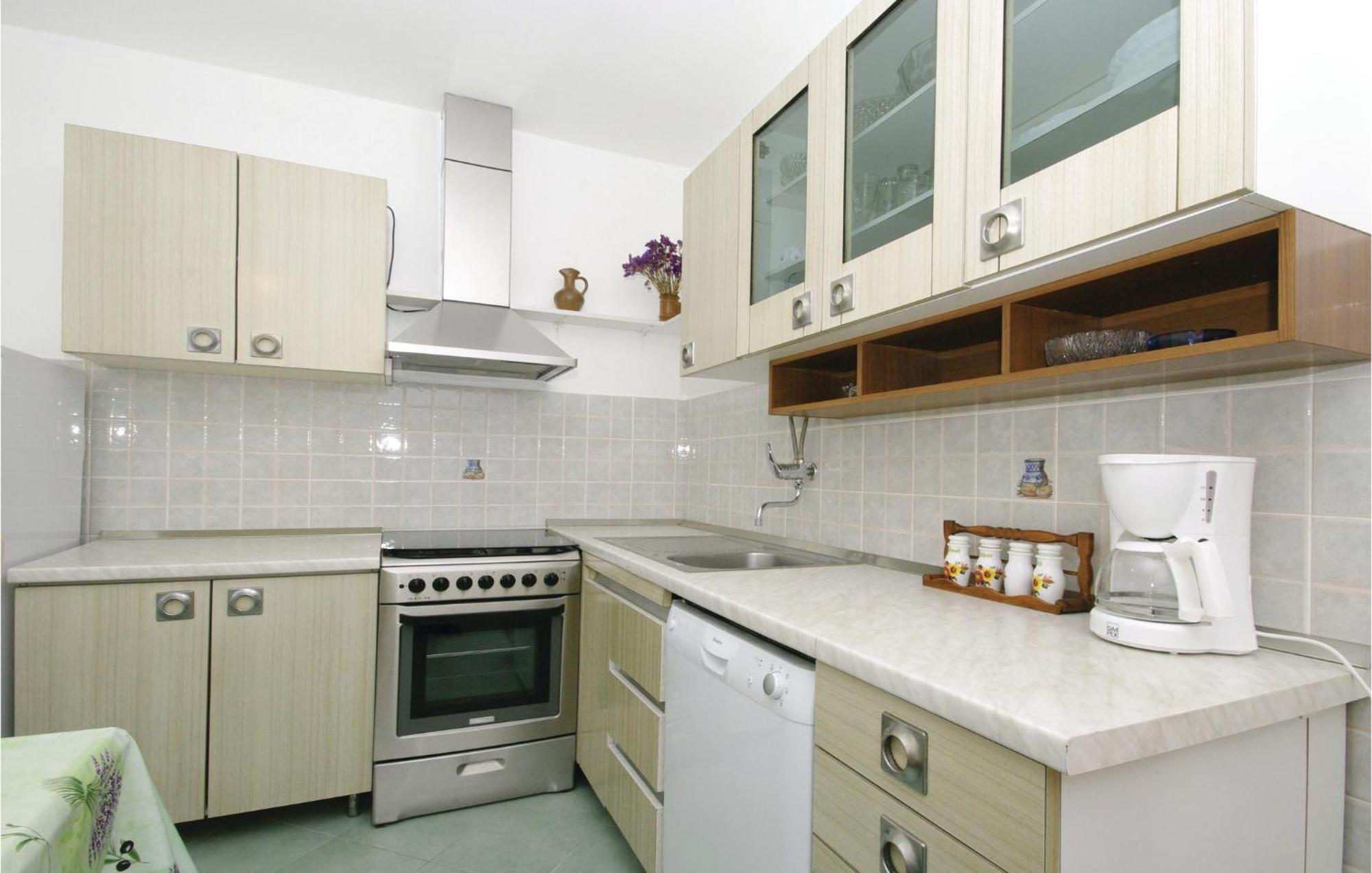 1 Bedroom Nice Apartment In Kastel Sucurac Каштела Экстерьер фото