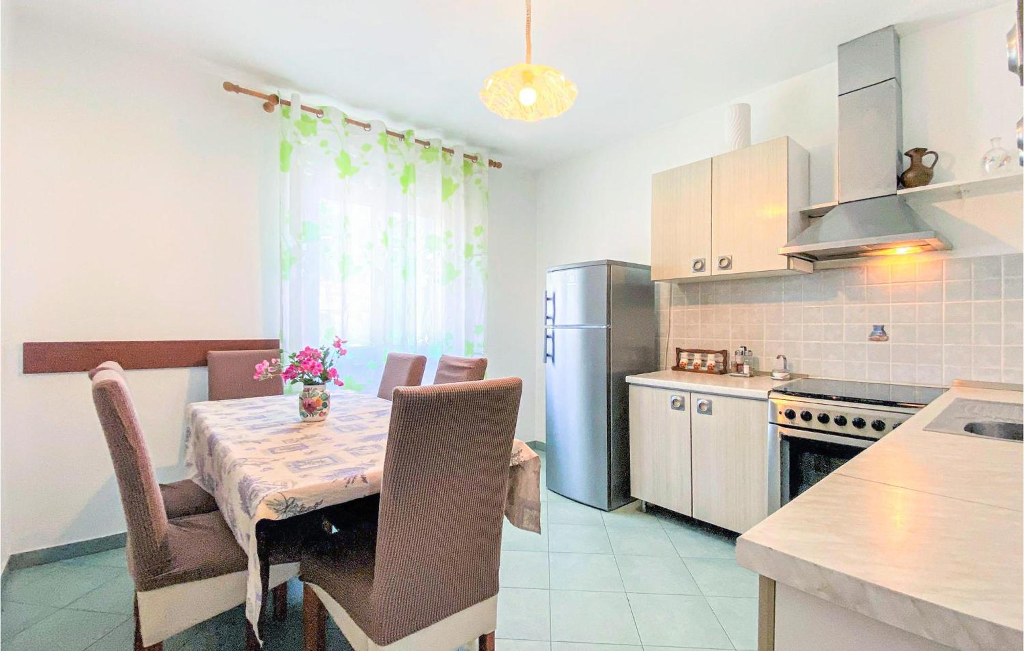 1 Bedroom Nice Apartment In Kastel Sucurac Каштела Экстерьер фото